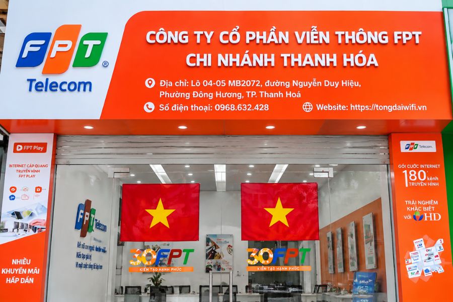 ắp mạng FPT Ngọc Lặc hỗ trợ khách hàng đăng ký dịch vụ tại văn phòng FPT Telecom