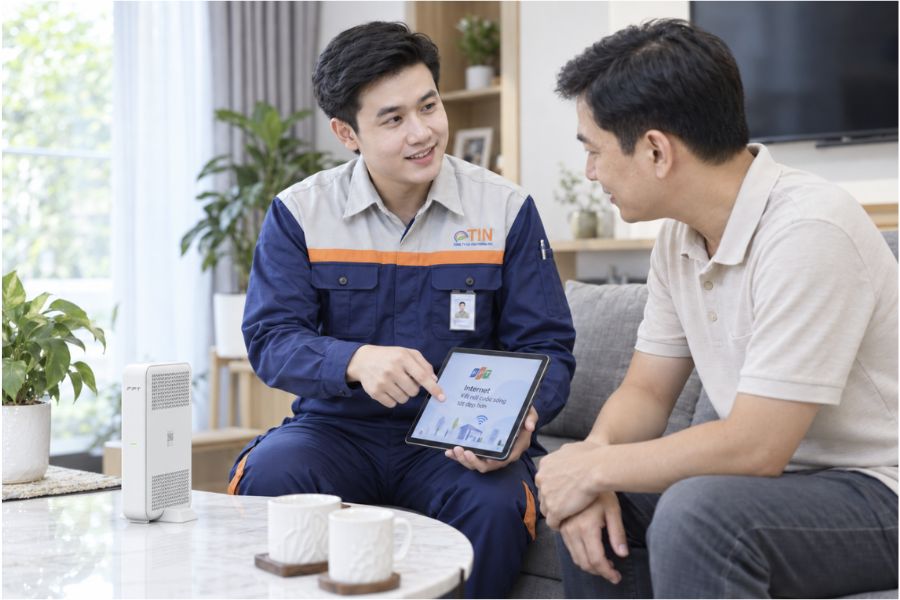 Nhân viên FPT Telecom đến nhà tư vấn và lắp mạng FPT Tân Kỳ cho khách hàng